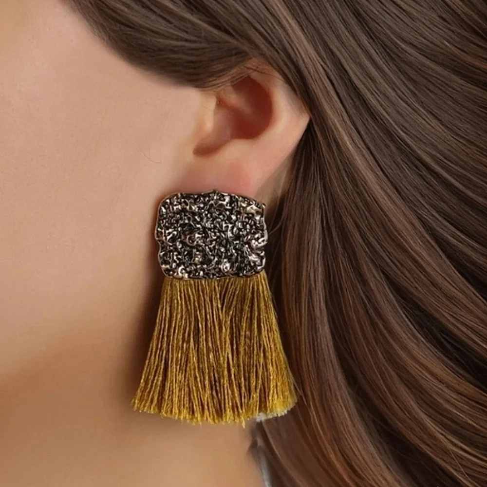 ▪️Textured tassel fringe earring